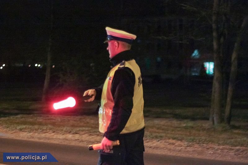 Zimą jechał autem z otwartym oknem. Myślał, że tak wytrzeźwieje?