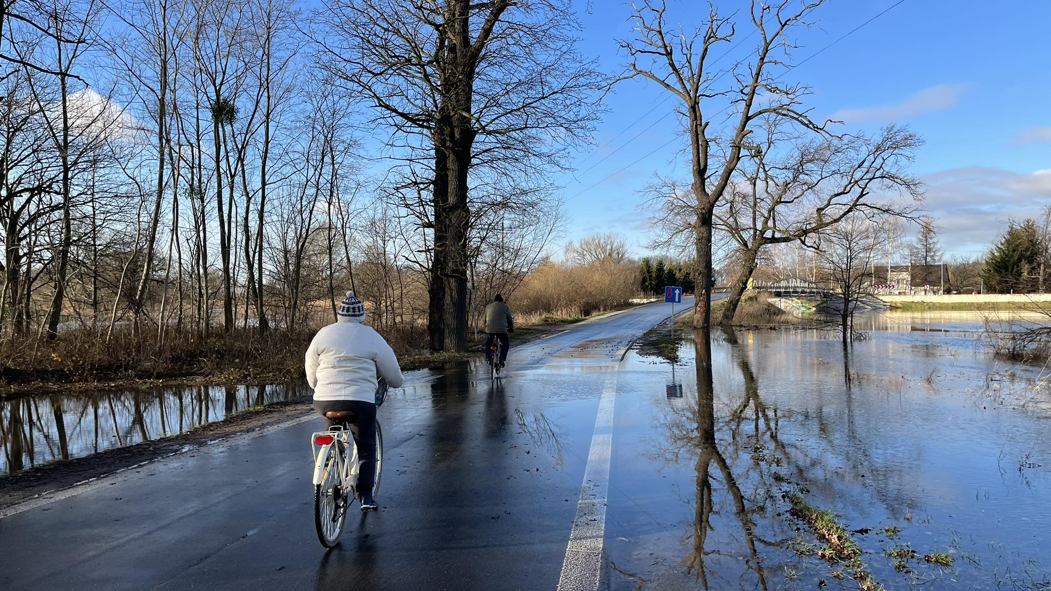 Wrocław: Widawa bliska wylania. Już podmywa ulice