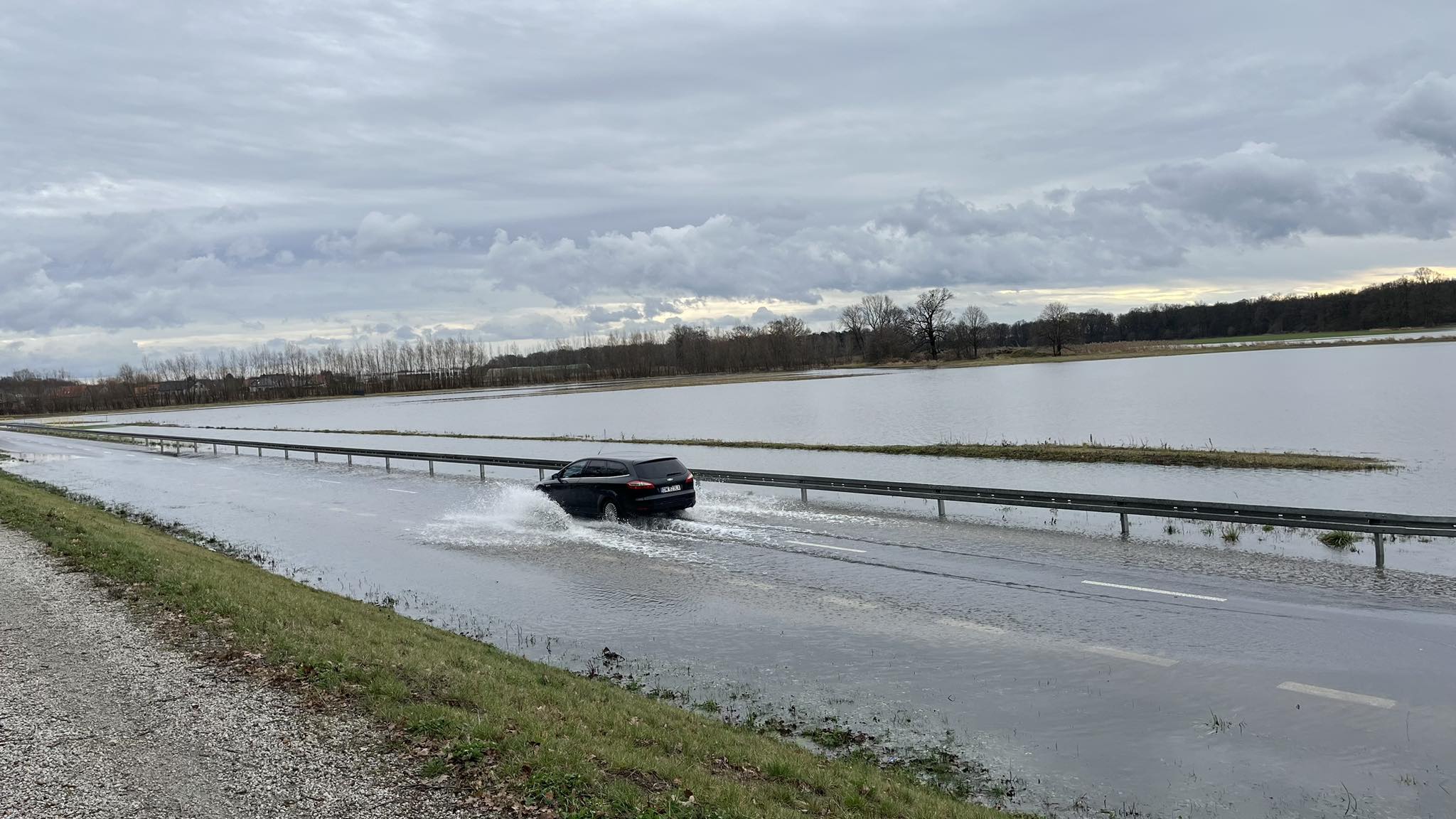 To już powódź! Pod Wrocławiem wszystko płynie!