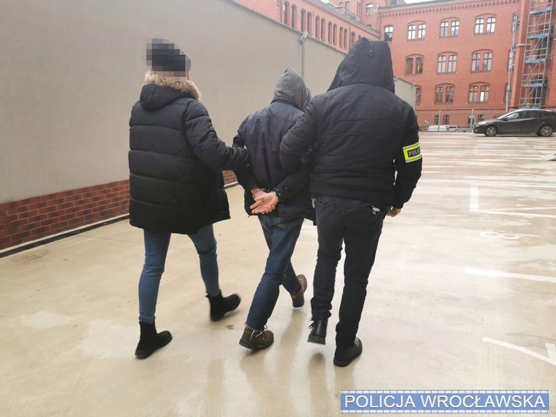 Wrocław: Bandyci z Zemskiej. Chcieli drobnych, gdy nie dostali - wyciągnęli broń