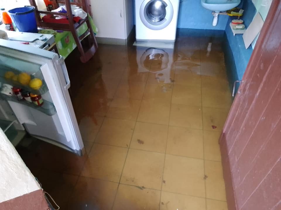 Zagrożenie powodziowe: Pod Wrocławiem woda wdziera się do domów