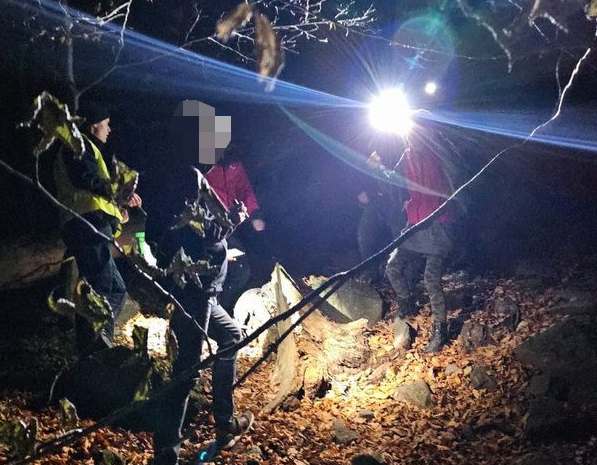 Dwie kobiety zagubiły się na Ślęży. Schowały się na drzewie