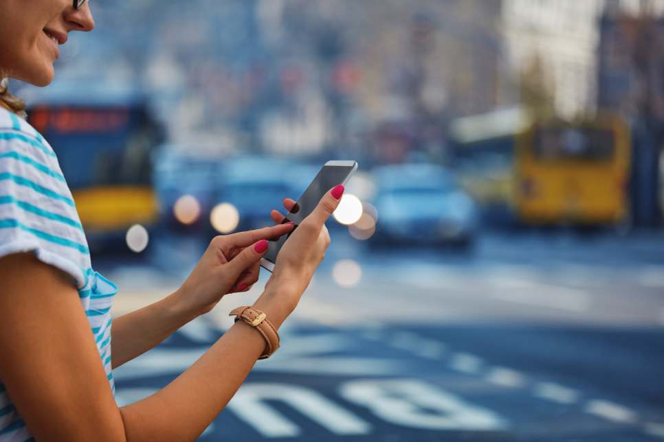 MPK po wypadku we Wrocławiu apeluje do pieszych: Oderwijcie wzrok od telefonów!