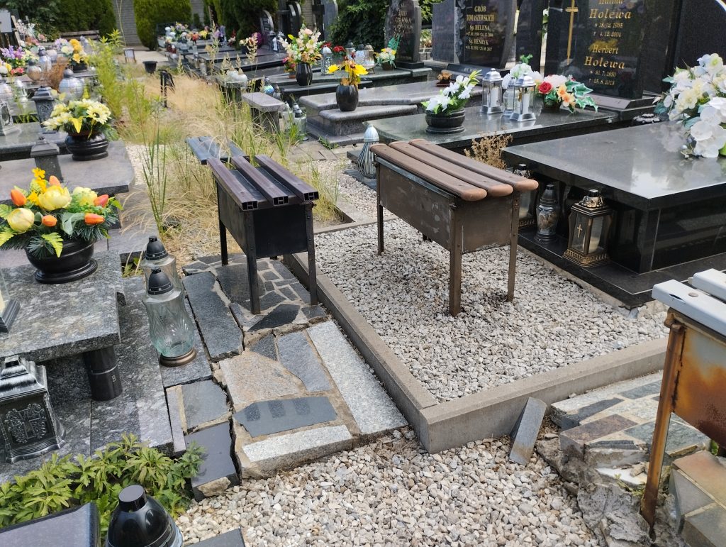 Wrocław: Ławeczki na cmentarzach zakazane. Urzędnicy tłumaczą, dlaczego