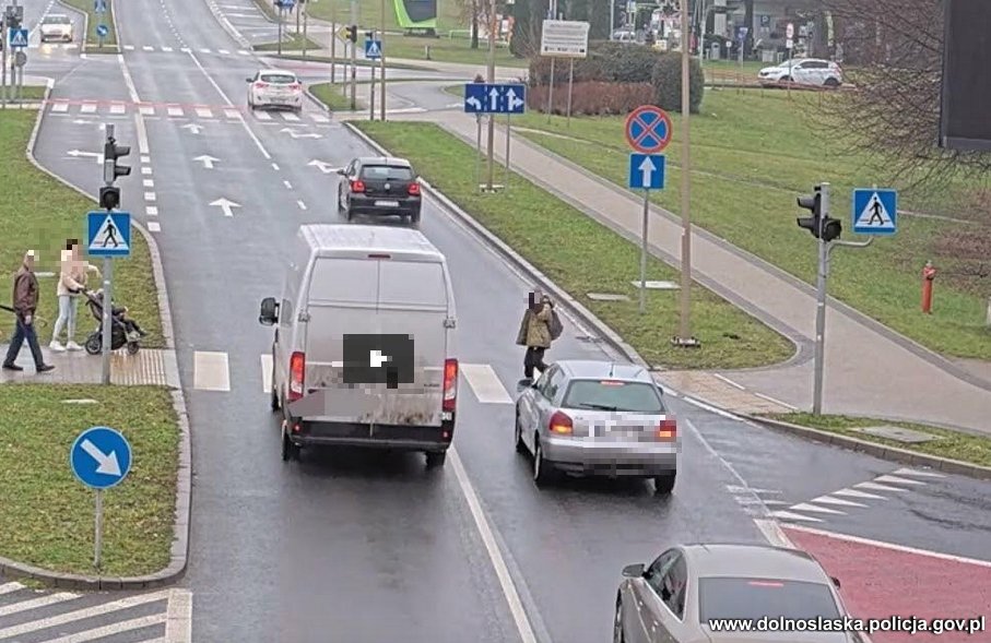 Co mu tam! Nastolatek w kapturze i z telefonem wchodzi na czerwonym