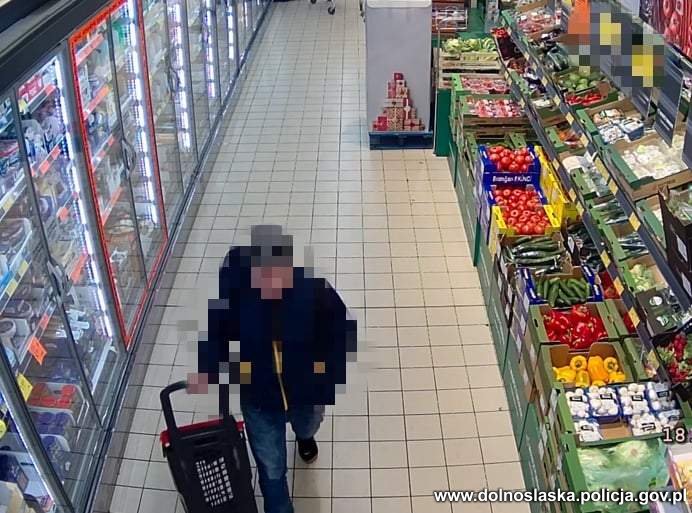 Cwany klient wynosił towar z Biedronki. W dwa tygodnie zrobił "darmowe zakupy" na 1300 złotych