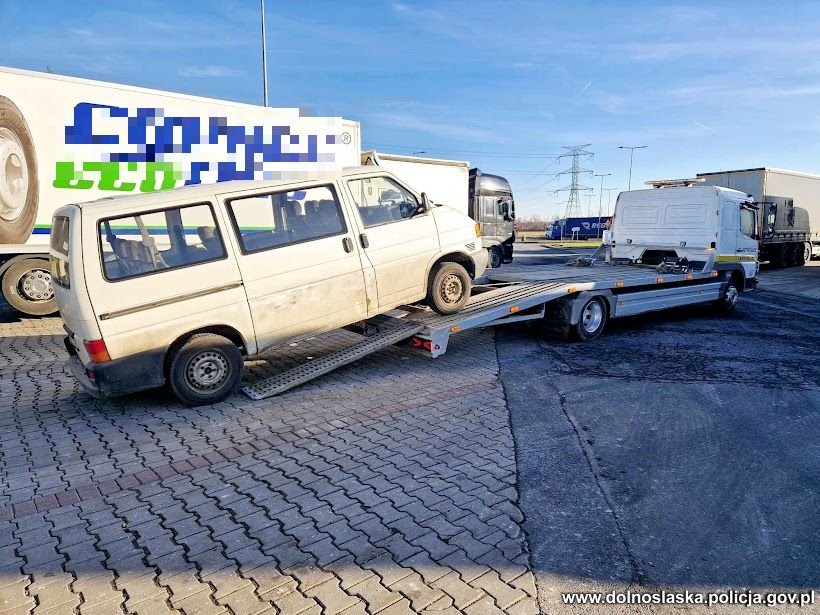 Pijany w sztok kierowca busa na A4 jechał slalomem od krawężnika do krawężnika