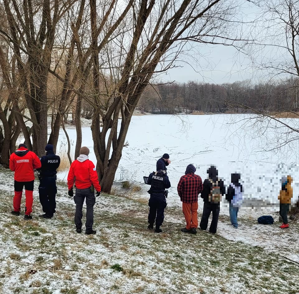 Wrocław: Dzieci ślizgały się na cienkim lodzie na Stawie Pilczyckim