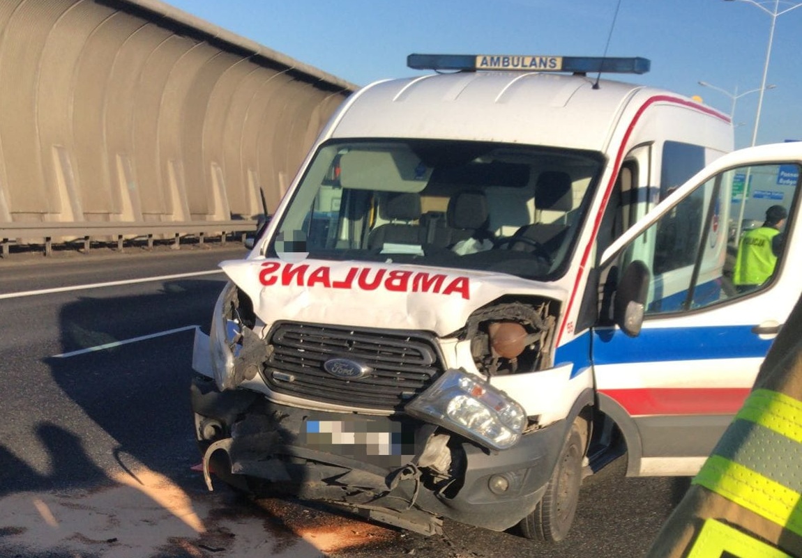 Wypadek karetki na Autostradowej Obwodnicy Wrocławia