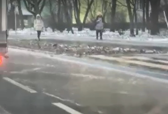 Duża awaria wodociągowa we Wrocławiu. Ulice pod wodą