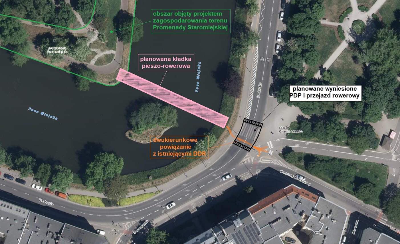 Miasto buduje kładkę nad fosą. A ludzie pytają: nie ma ważniejszych rzeczy?