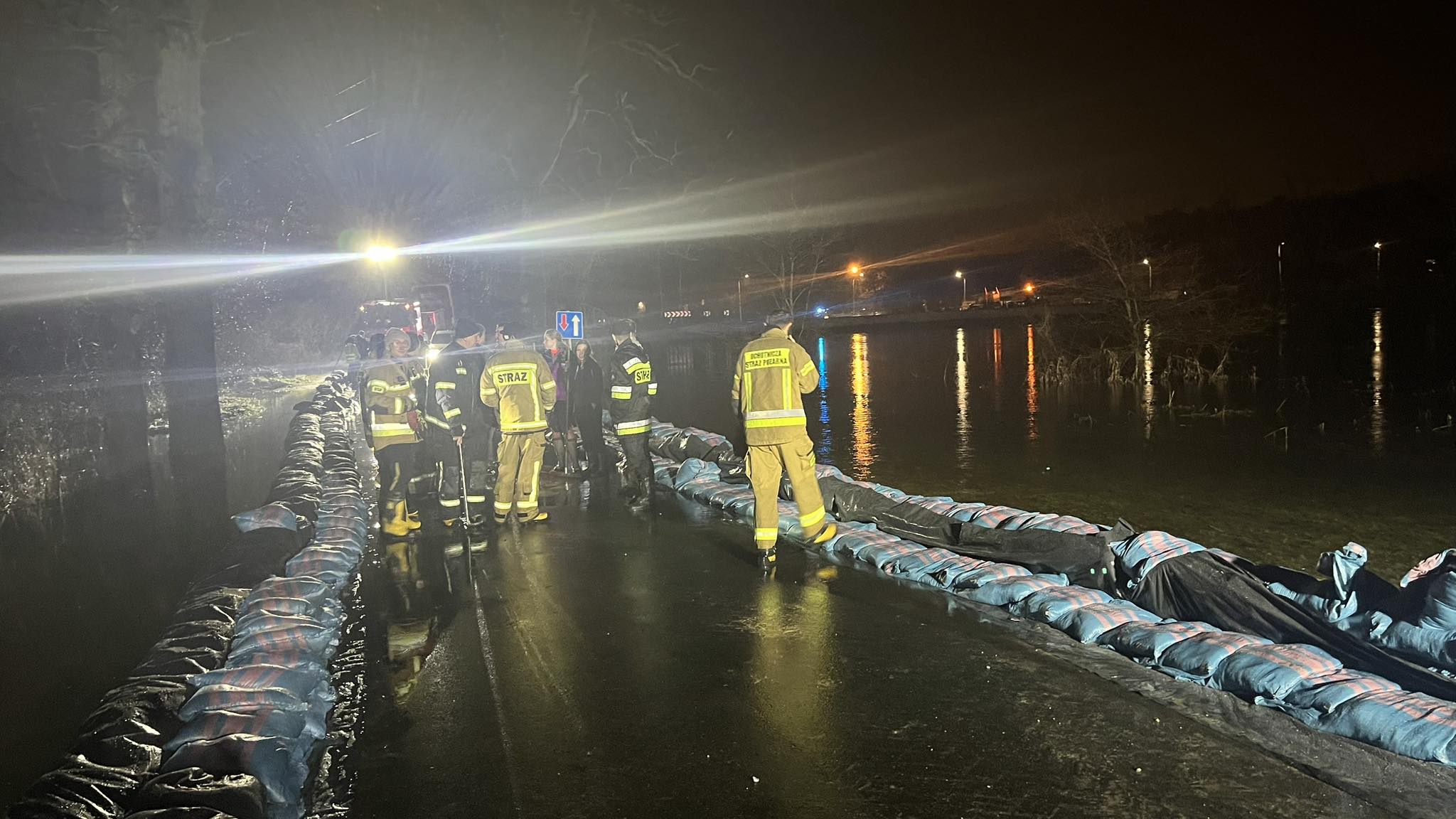 Wjazd do Wrocławia pod wodą. Straż układa worki z piaskiem. Pomagają rolnicy