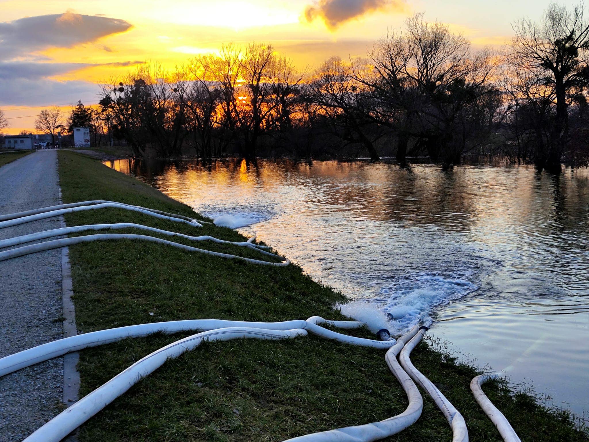 Woda pod Wrocławiem. Straż pożarna: zagrożenie dla zabudowań