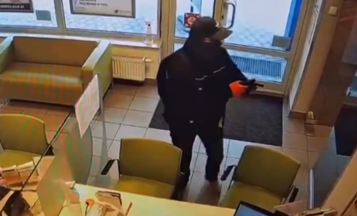 Tak wyglądał napad na bank we Wrocławiu. Zobacz nagranie z monitoringu