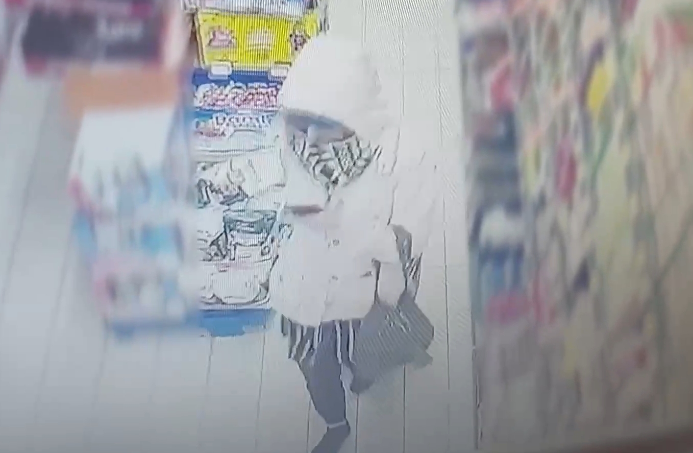 Złodziej przebrany za kobietę okradał Biedronkę. Zobacz nagranie