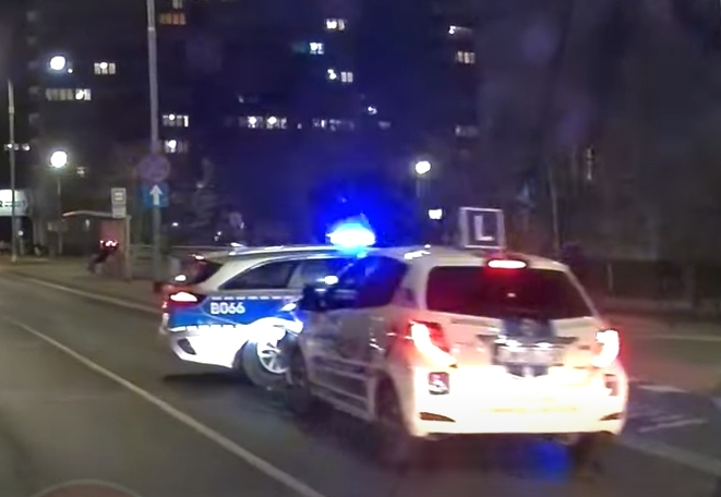 Wypadek we Wrocławiu: Policja na sygnale zajechała drogę nauce jazdy. Kto zawinił?