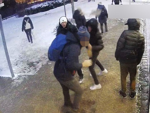 Bójka na przystanku we Wrocławiu. Policja szuka tych mężczyzn