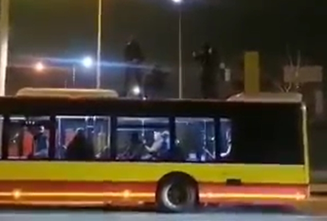 Pasażerowie na gapę na dachu autobusu MPK we Wrocławiu