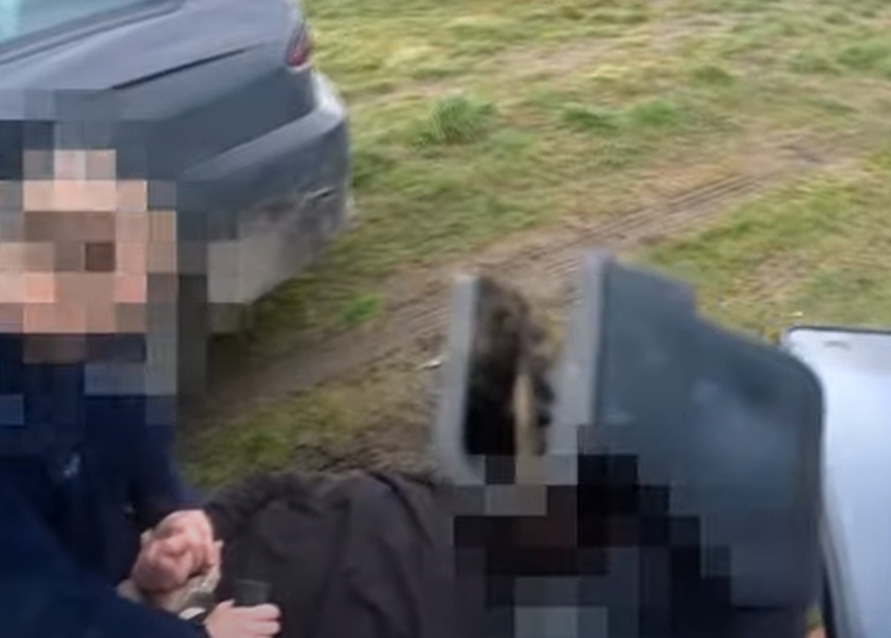 Wrocław: Pościg za kierowcą po wałach nad Odrą. "Puść mnie bandyto" - wołał do policjanta